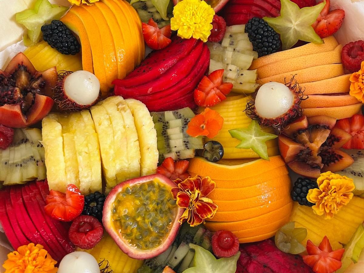 Plateau de fruits frais et fleurs comestibles